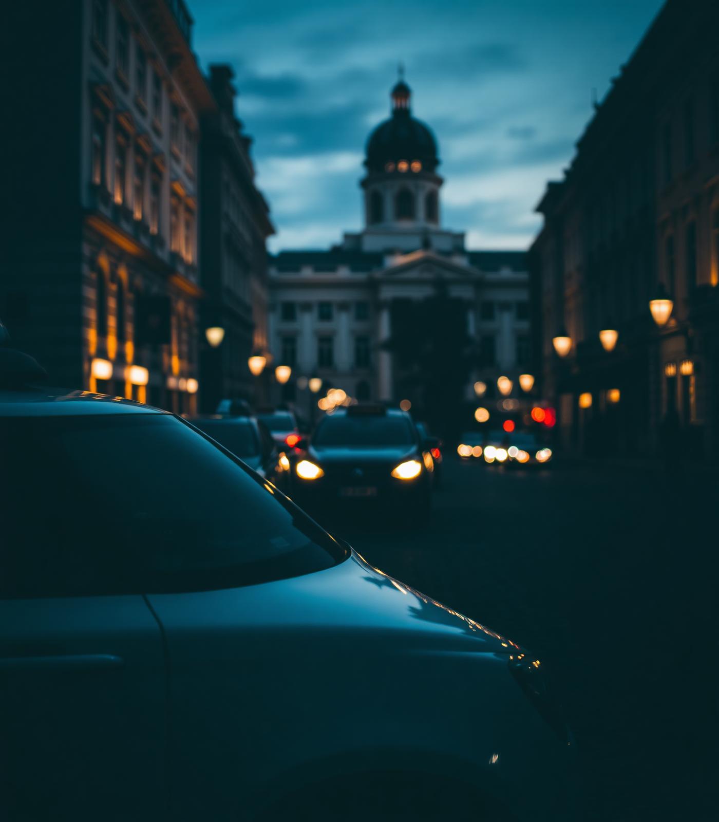 Wiener Taxi vor Wiener Architektur
